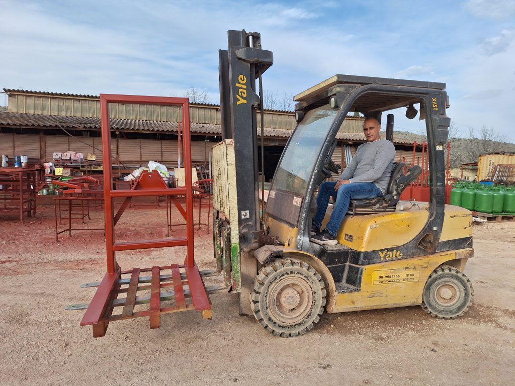 מזלג אחורי על המלגזה 1 1