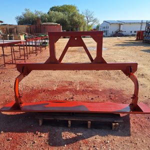 סכין לטרקטור (בצבע אדום) להוצאת עשבייה